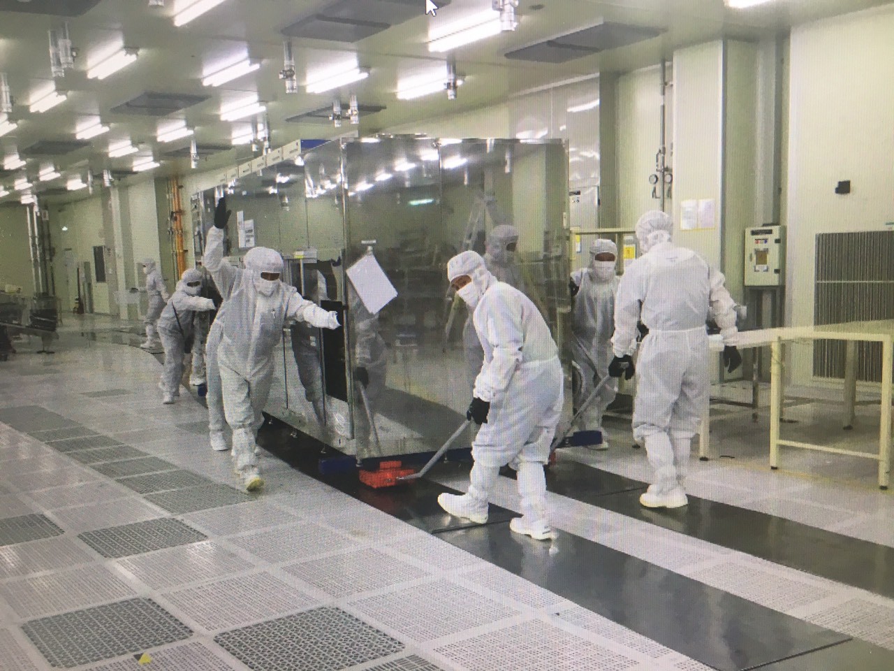Hình ảnh đội công trình đưa máy vào phòng sạch - Konoike Vina - Công Ty TNHH Vận Tải Việt Nhật